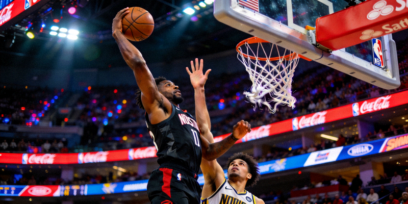 篮球运动员在NBA赛场上激烈对抗扣篮的瞬间